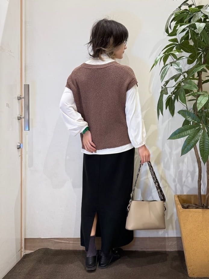 misakiさんの「SHOO･LA･RUE｜【S-LL/洗濯機可】気軽にレイヤード 前開きざっくりニットベスト」を使ったコーディネート