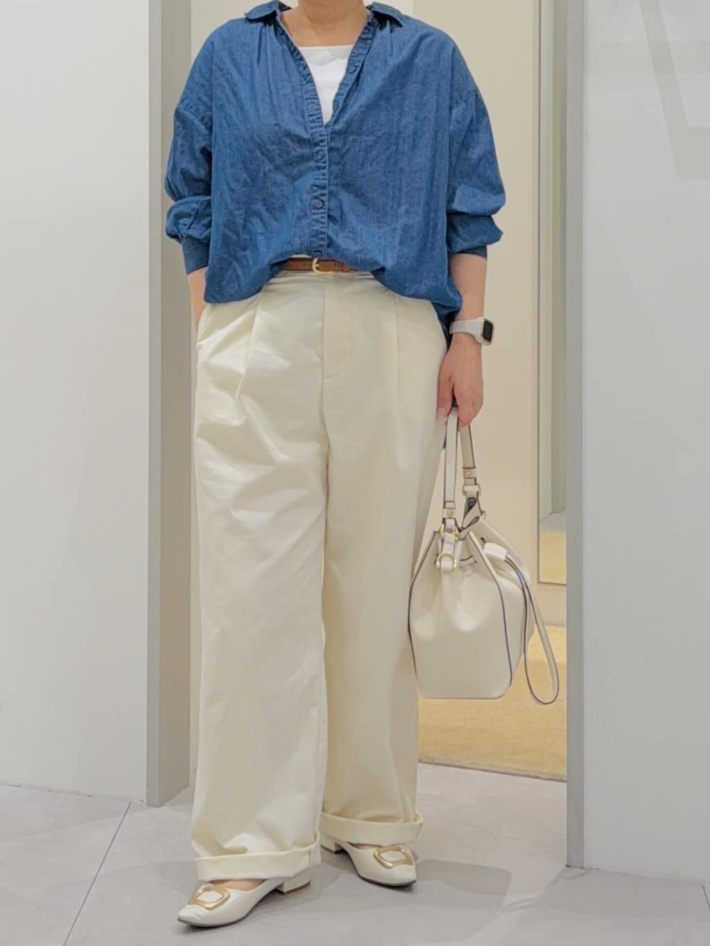 タナさんの「THE SHOP TK｜【後ろ姿もサマになる】バックシャーリングシャツ」を使ったコーディネート