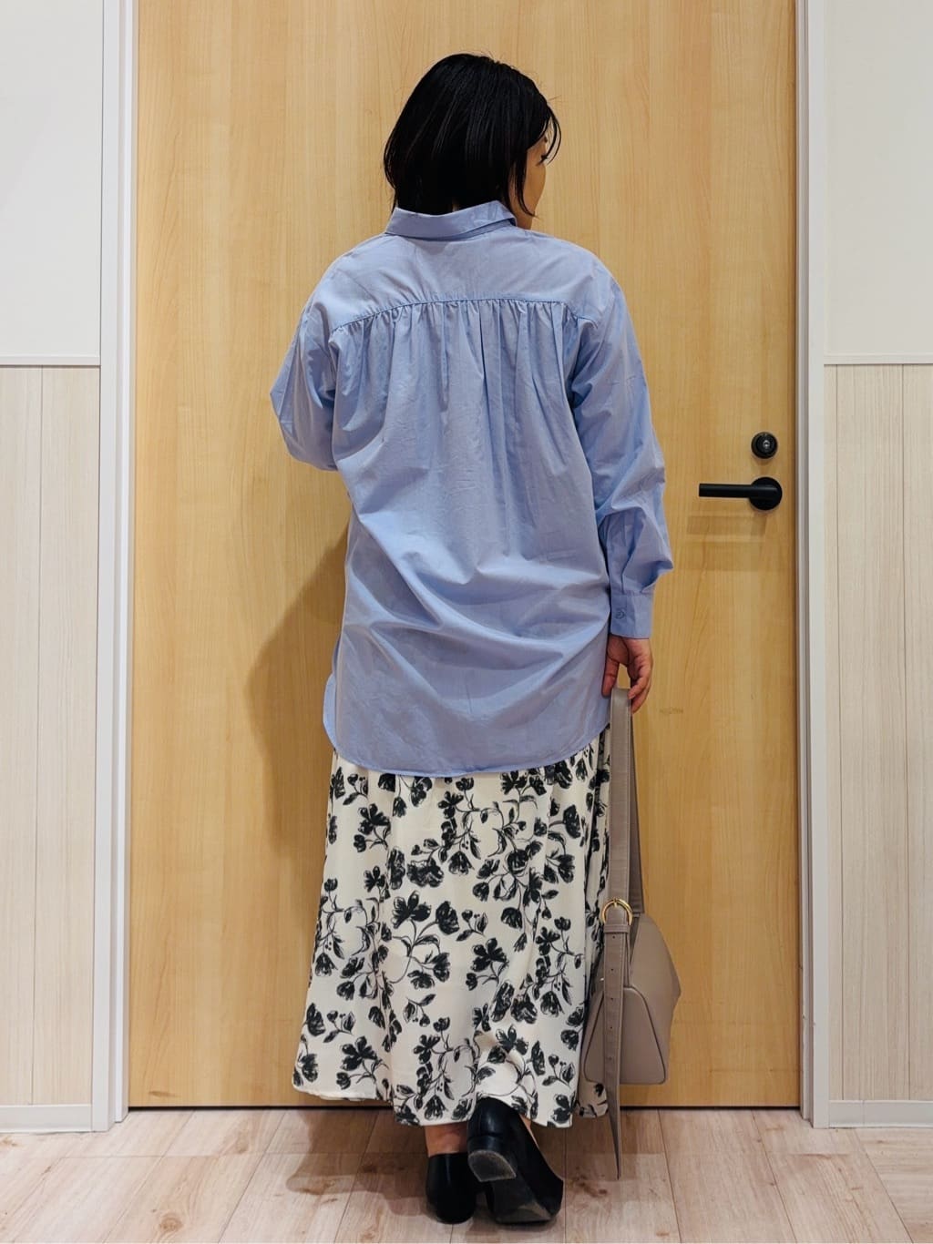 すーさんの「SHOO･LA･RUE｜【体型カバー】バックギャザーで魅せる オーバーサイズシャツ」を使ったコーディネート