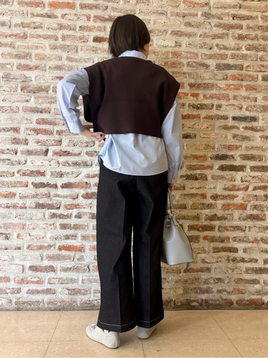 しばさんの「THE SHOP TK｜【2点セット】レイヤードスタイルでこなれ見え ニットベスト＆シャツ」を使ったコーディネート