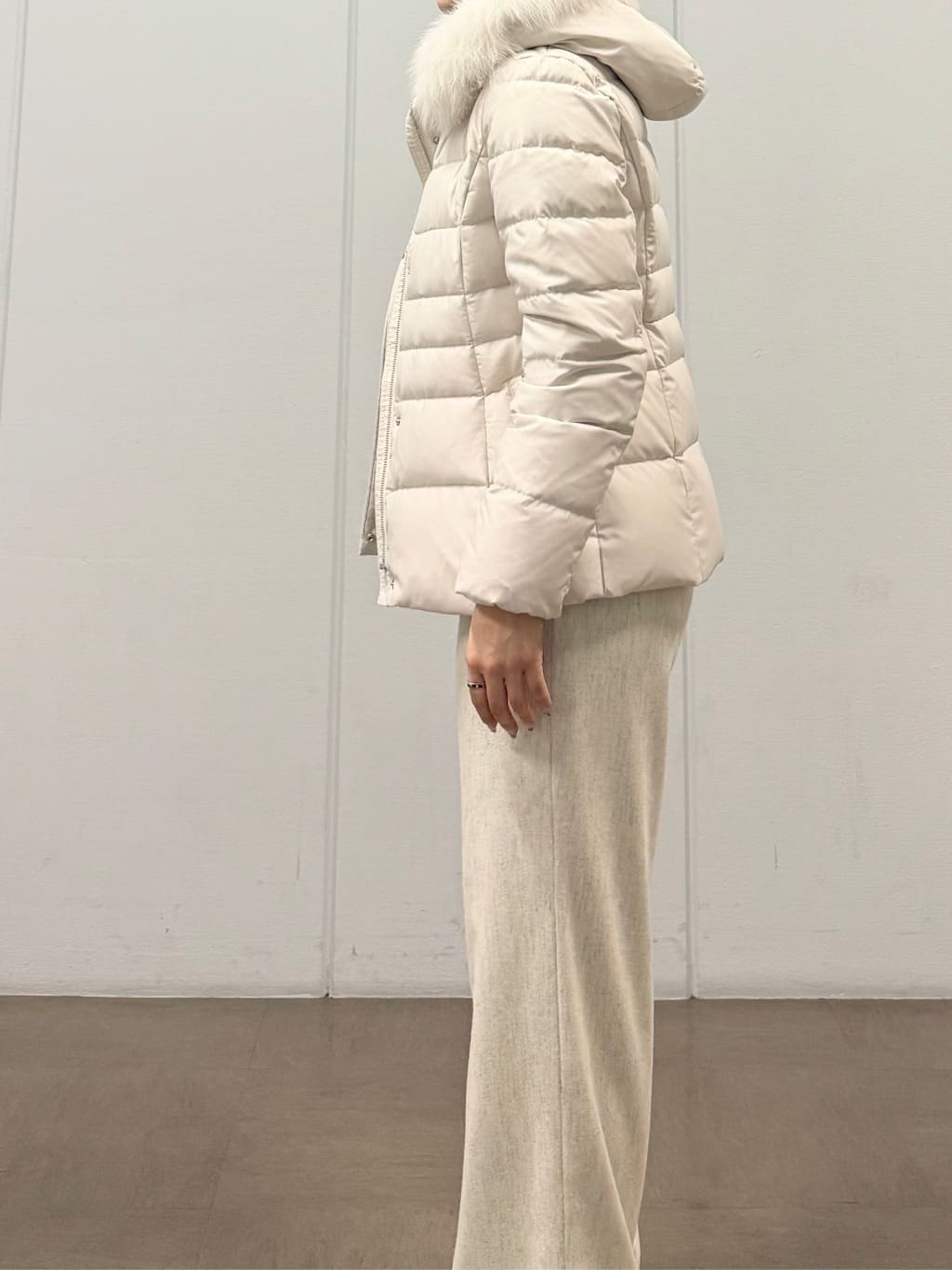 mizukiさんの「INDIVI｜【名品／撥水／抗菌防臭】ショート丈リサイクルダウンコート」を使ったコーディネート