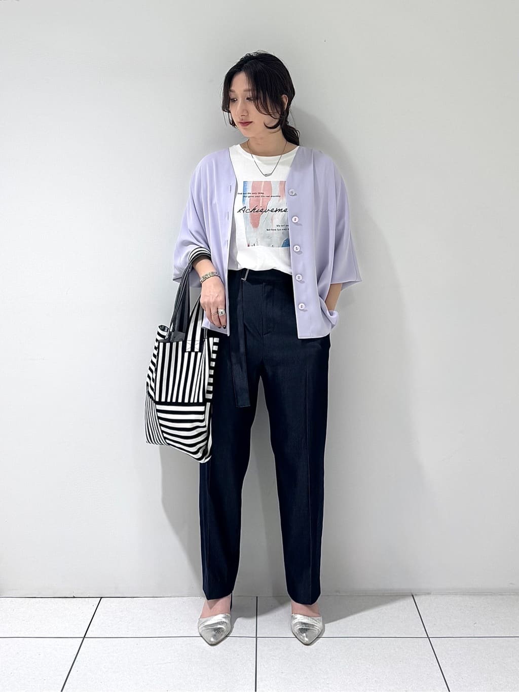 そんさんの「INDIVI｜【洗える／UVケア／マットサテン】Vネックドルマンスリーブブラウス」を使ったコーディネート