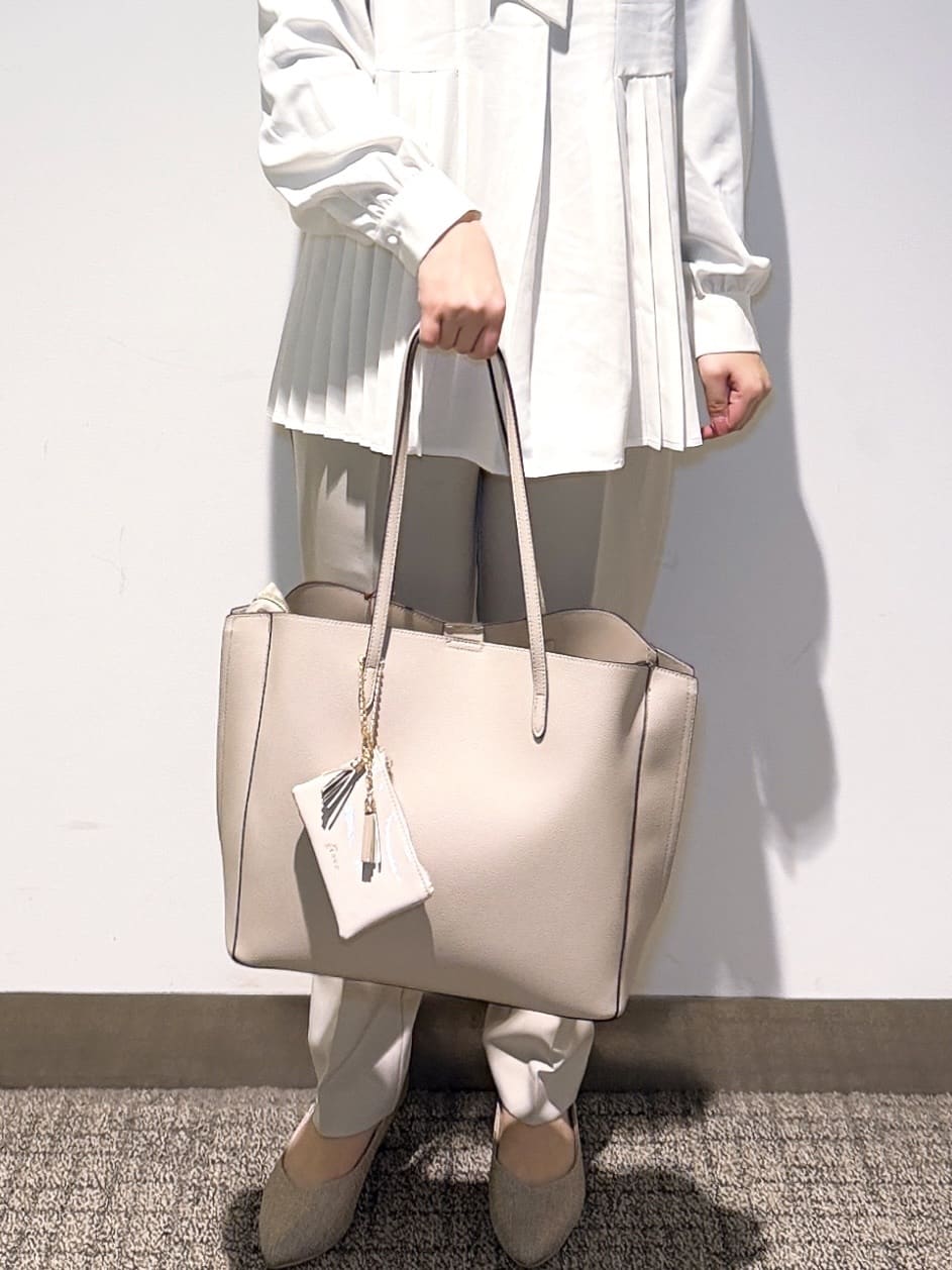みーさんの「grove｜【マシンウォッシュ/防シワ/UVカット】裾プリーツ取り外しボウタイブラウス」を使ったコーディネート