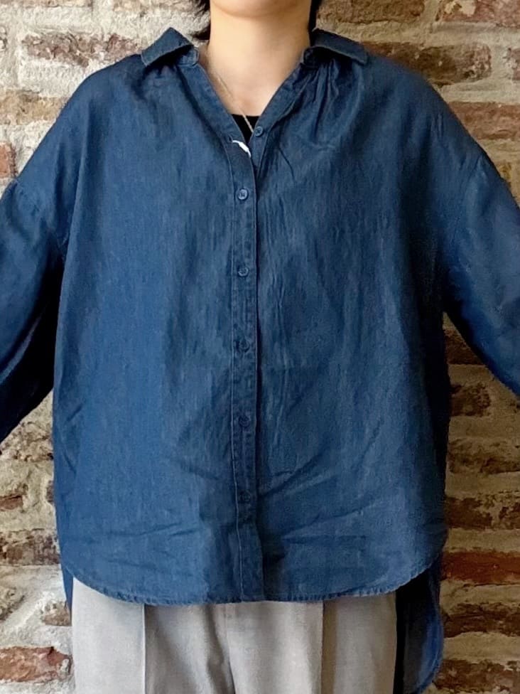 しばさんの「THE SHOP TK｜【後ろ姿もサマになる】バックシャーリングシャツ」を使ったコーディネート