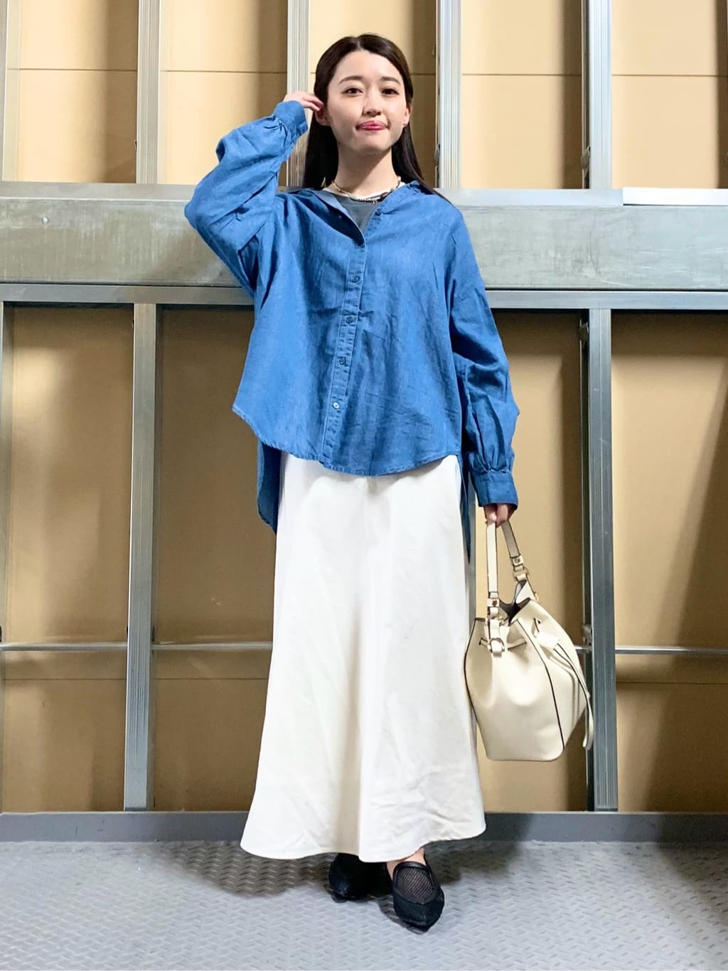 sahoさんの「THE SHOP TK｜【後ろ姿もサマになる】バックシャーリングシャツ」を使ったコーディネート