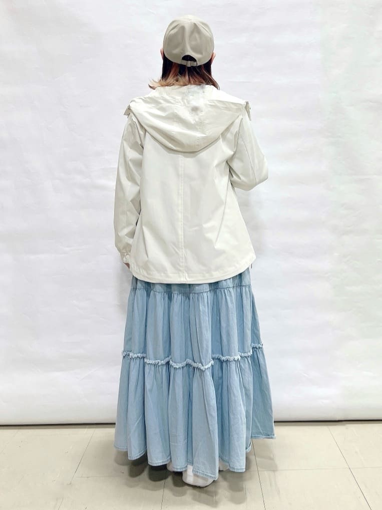 YUIさんの「SHOO･LA･RUE｜【ライトオンスデニム/S-LL】女性らしさをプラスする ティアードデニムロングスカート」を使ったコーディネート