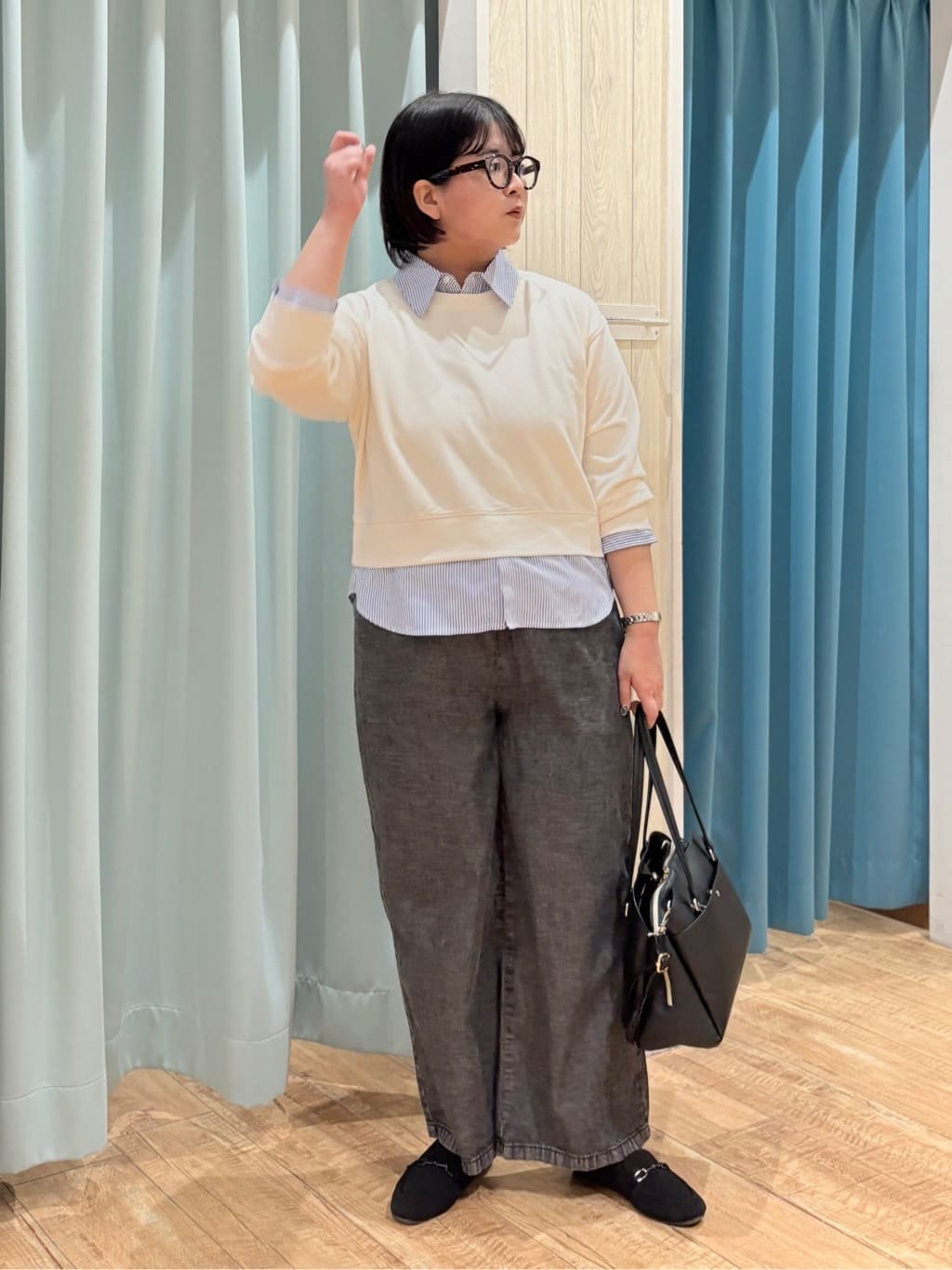 砂糖さんの「SHOO･LA･RUE｜【洗濯機可】1枚でサマ見え シャツレイヤード風 スウェット」を使ったコーディネート