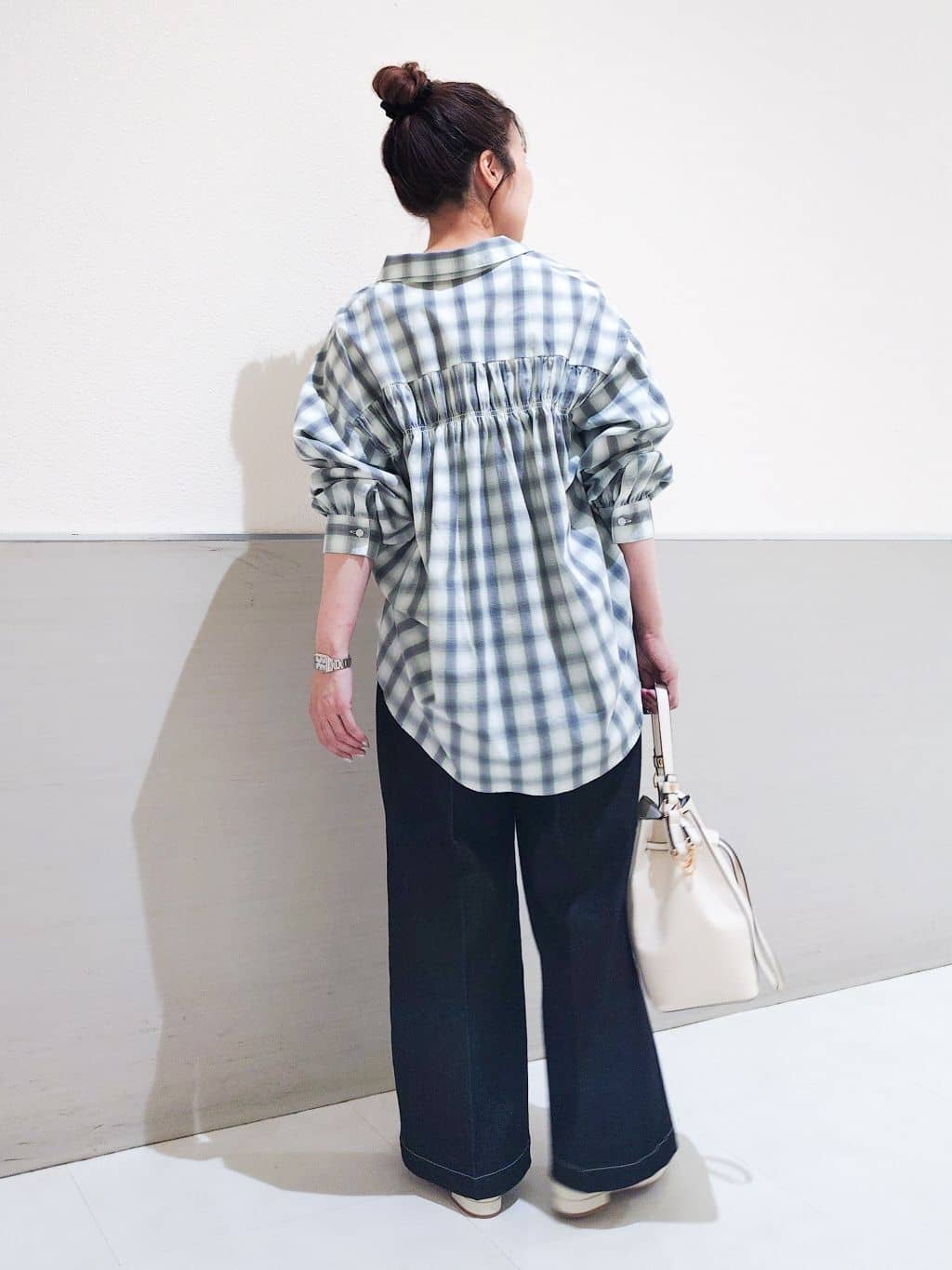 maruさんの「THE SHOP TK｜【後ろ姿もサマになる】バックシャーリングシャツ」を使ったコーディネート