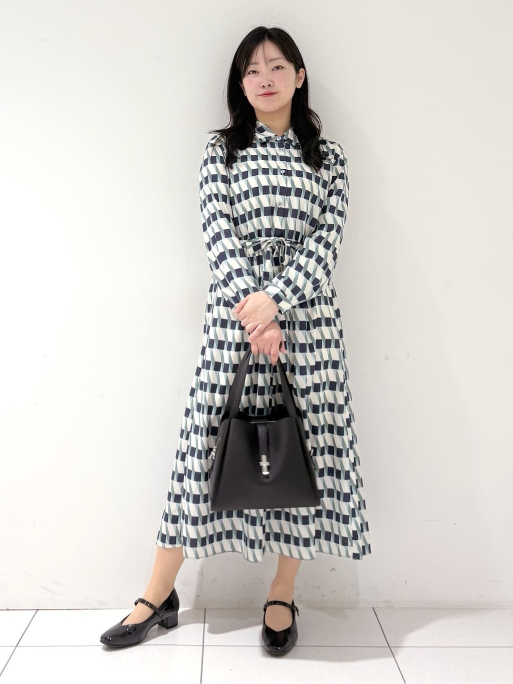 momokoさんの「INDIVI｜【洗える／2WAY】ベルト付き ジオメトリック柄 シャツワンピース」を使ったコーディネート