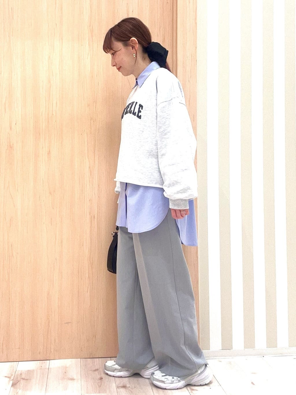 ririさんの「SHOO･LA･RUE｜【洗濯機可/セットアップ可】サラっと軽やか ワイドストレートパンツ」を使ったコーディネート