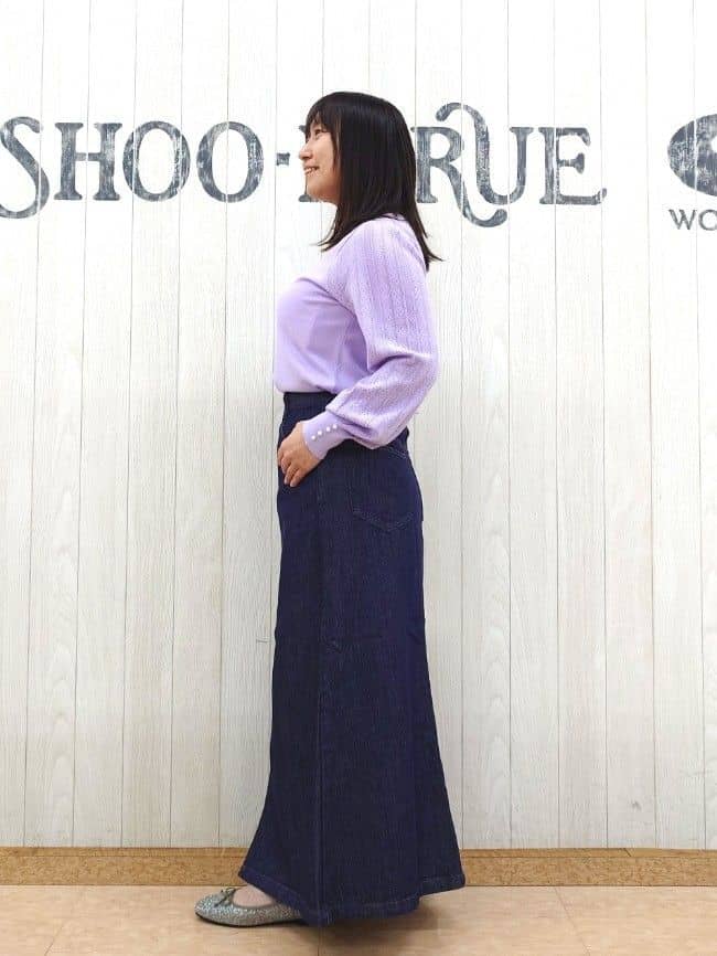 とろろさんの「SHOO･LA･RUE｜【洗濯機可/S-LL】手元美しく パールボタン&お袖編み柄切り替えニット」を使ったコーディネート