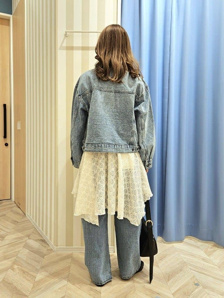 Ikumiさんの「SHOO･LA･RUE｜【SHOO・LA・RUE DENIM】羽織るだけでこなれる　オーバーサイズデニムジャケット」を使ったコーディネート