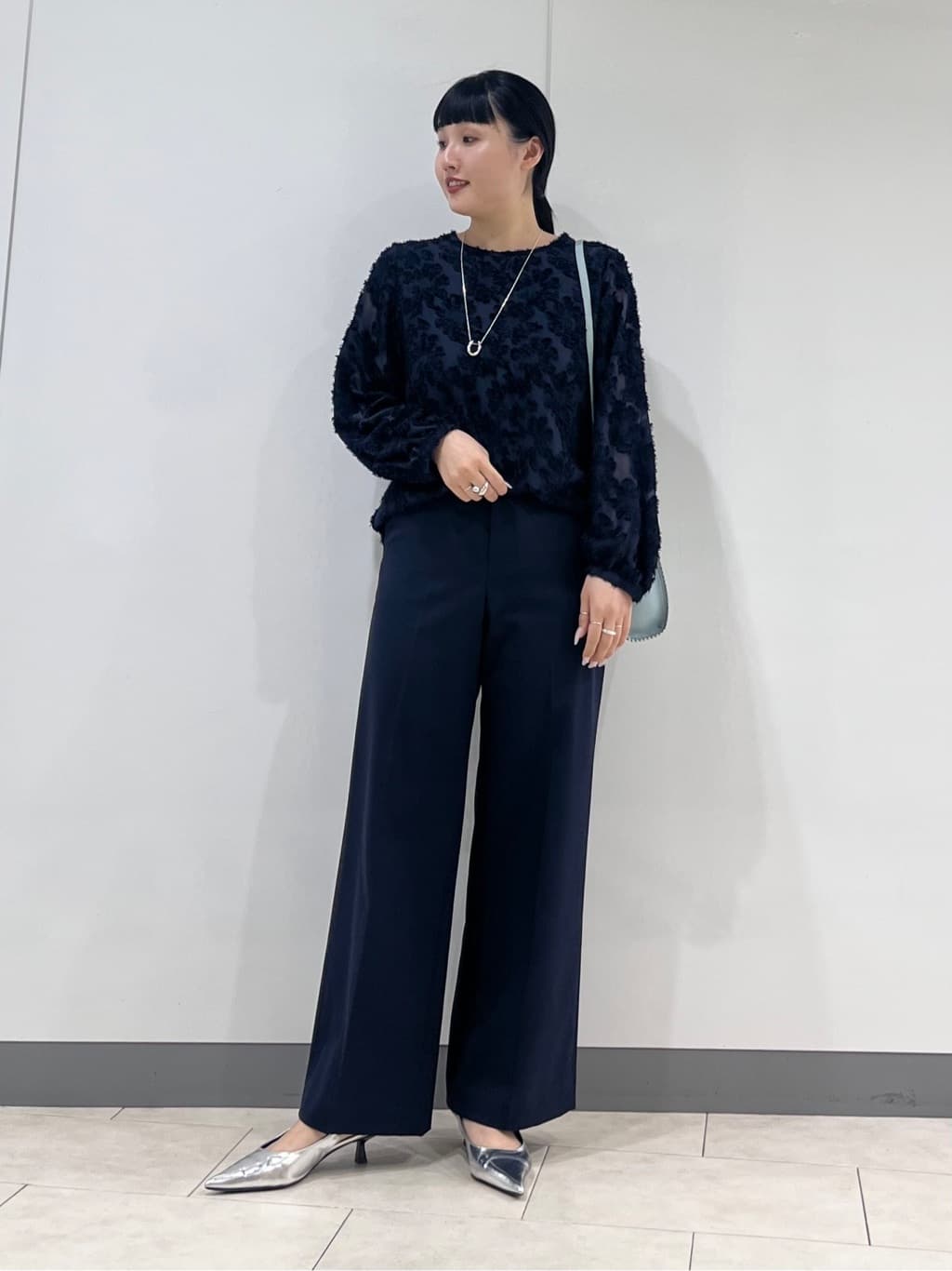 hasuさんの「INDIVI｜【花粉付着防止／撥水／UVケア】名品トレンチコート」を使ったコーディネート