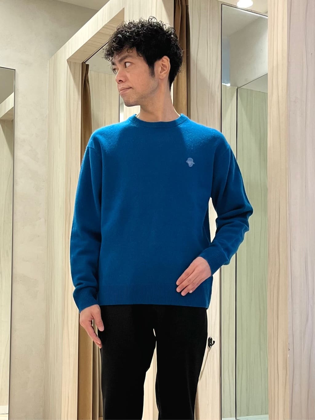 URAさんの「TAKEO KIKUCHI｜【Air Palette Knit】ワンポイント カラーニット プルオーバー」を使ったコーディネート