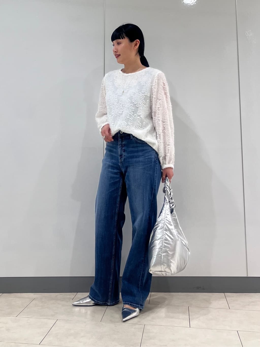 hasuさんの「INDIVI｜【撥水／軽量】ミニマル スタンドカラーコート」を使ったコーディネート