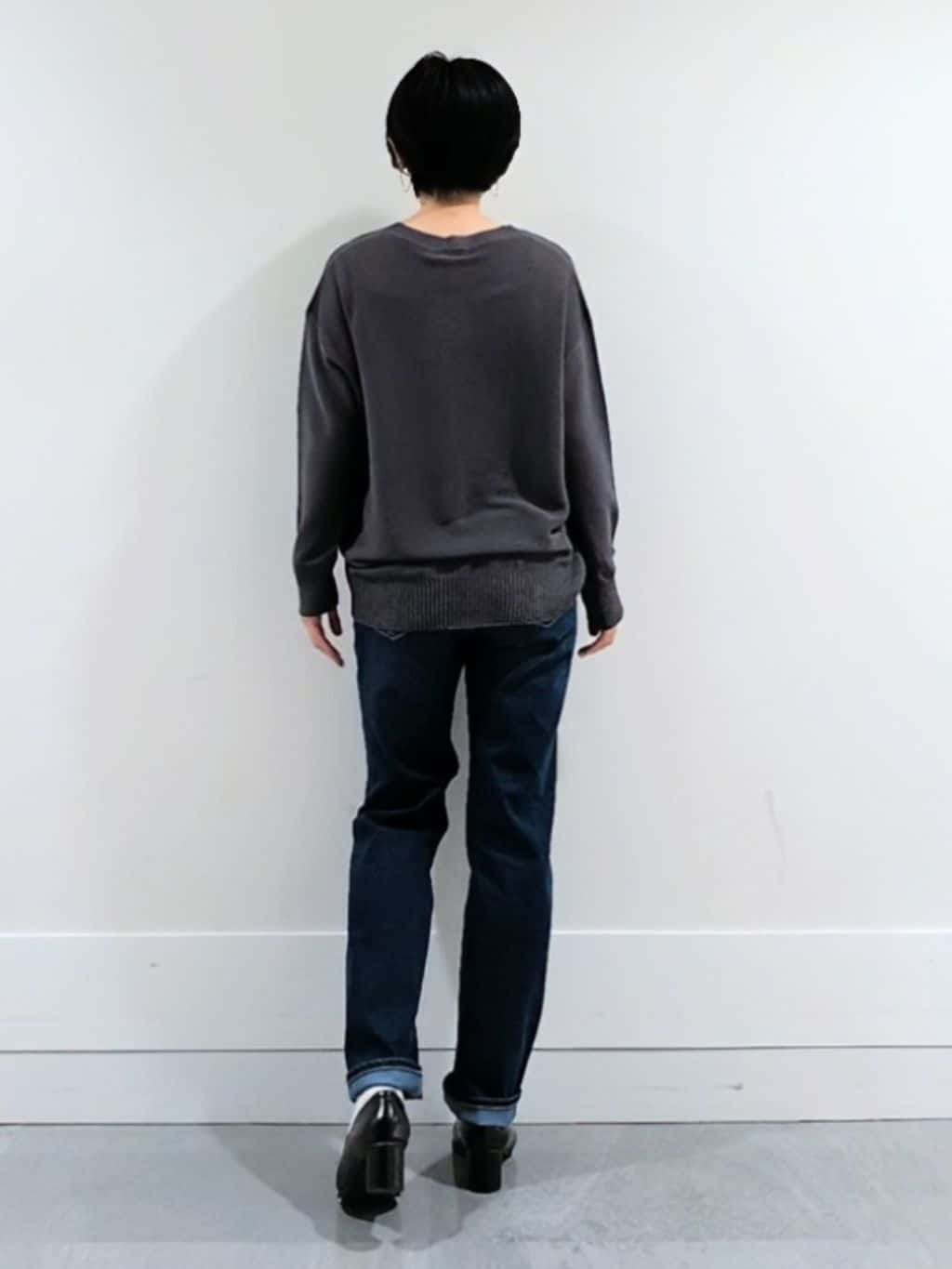 ミズタさんの「UNTITLED｜【7色展開/洗える/程よい透け感】ドライタッチVネックニット」を使ったコーディネート