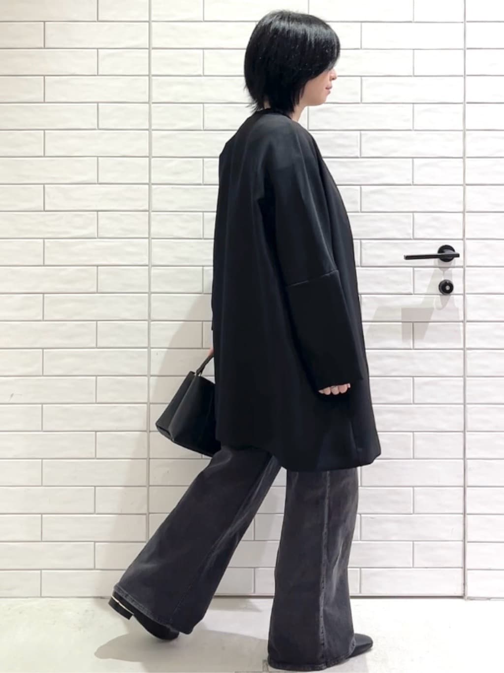 しおりさんの「OPAQUE.CLIP｜フォルムスリーブミドルコート【洗濯機OK】」を使ったコーディネート
