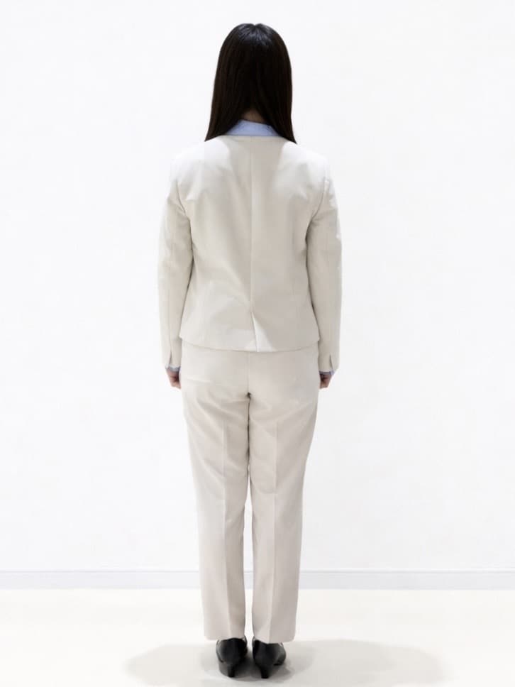EMIRIさんの「OPAQUE.CLIP｜《通勤／セットアップ対応》 パイピングVネックジャケット【洗濯機OK】」を使ったコーディネート