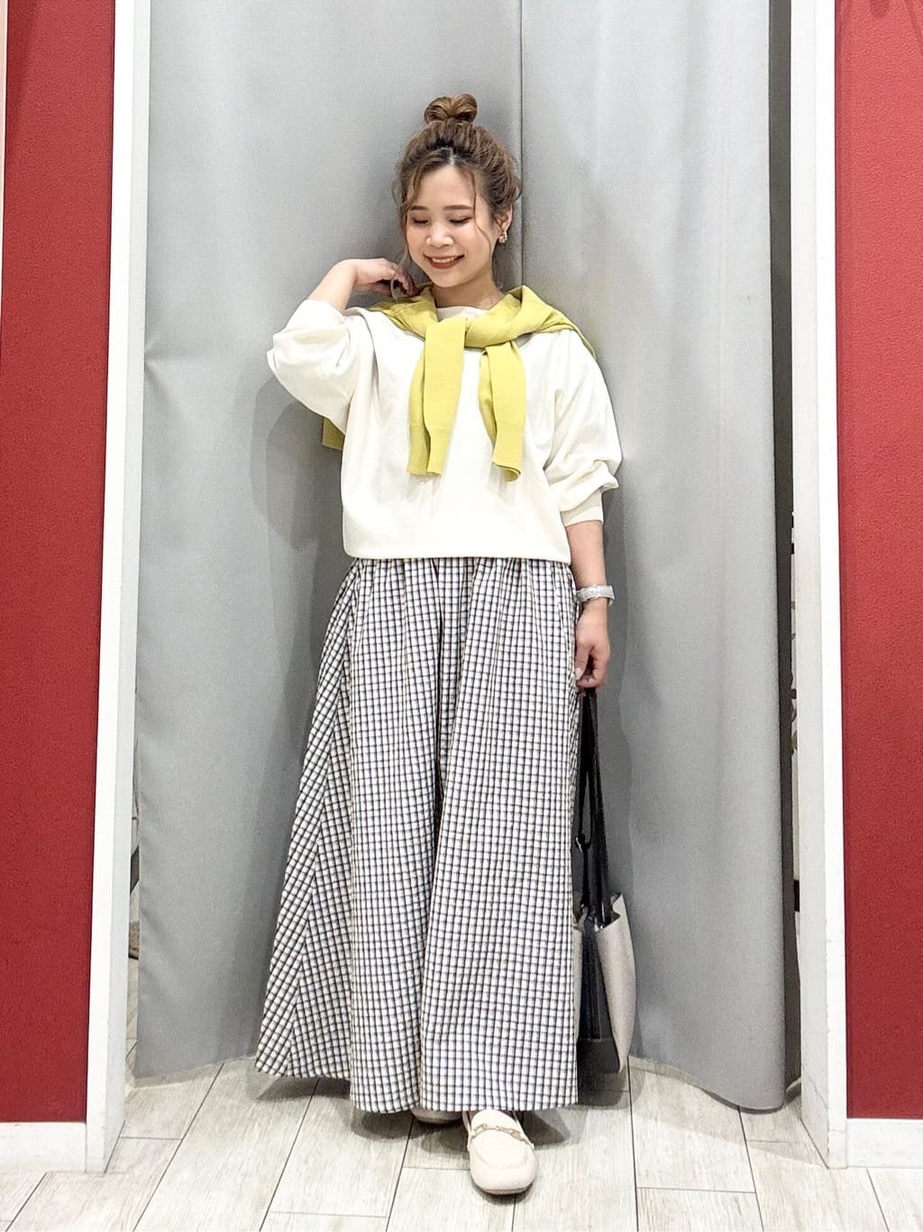 shioさんの「SHOO･LA･RUE｜【洗濯機可/UV】さらっとしたタッチが心地よい ショート丈 Vネックカーディガン」を使ったコーディネート