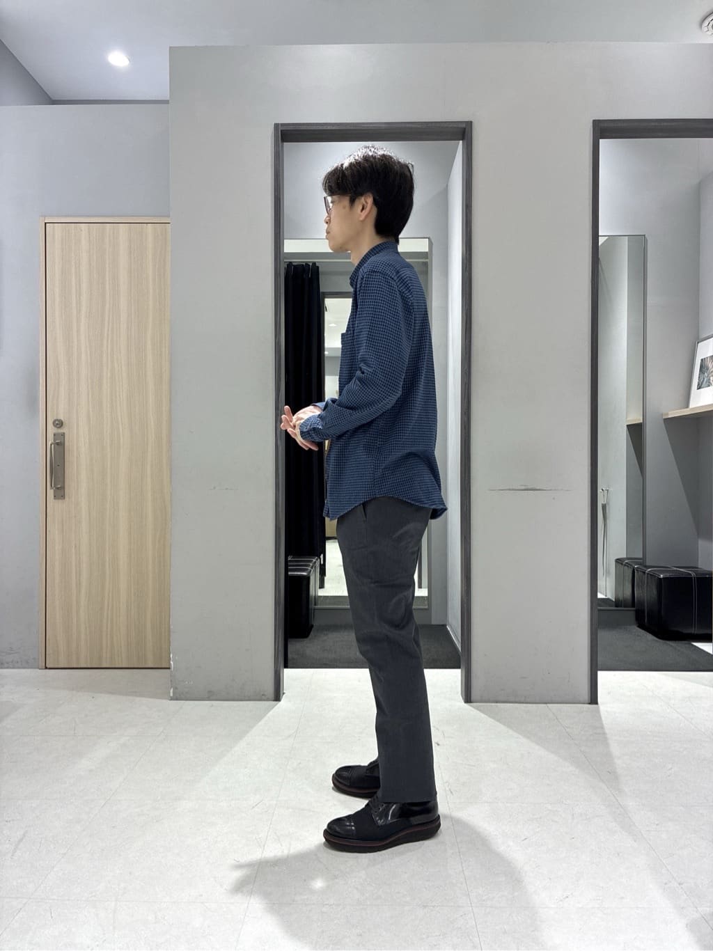 わいずみさんの「TAKEO KIKUCHI｜【抗菌防臭/シーズンレス】シアサッカーギンガムチェック ストレッチシャツ」を使ったコーディネート