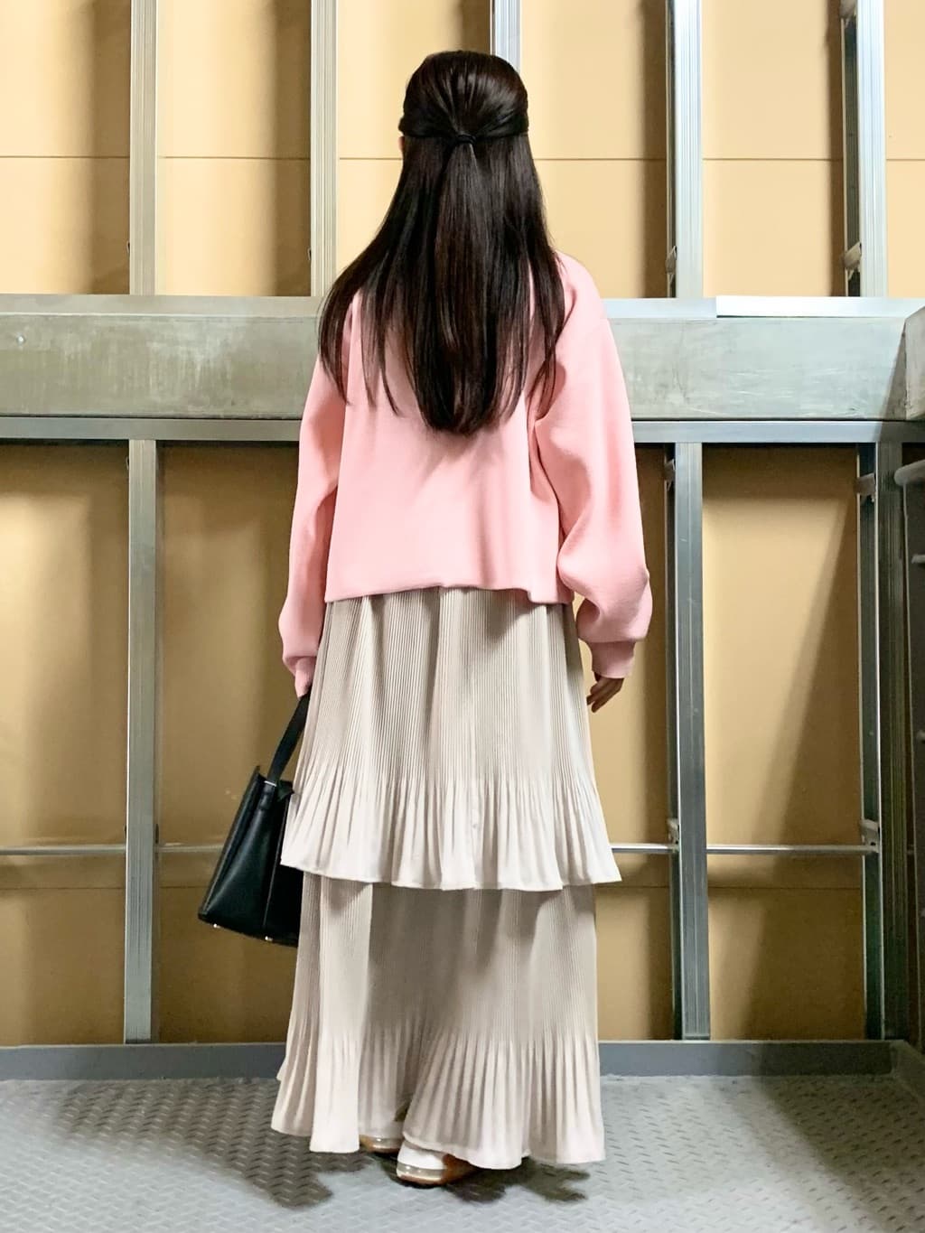 sahoさんの「THE SHOP TK｜【羽織るだけでこなれ感を演出】デニム切替カーディガン」を使ったコーディネート