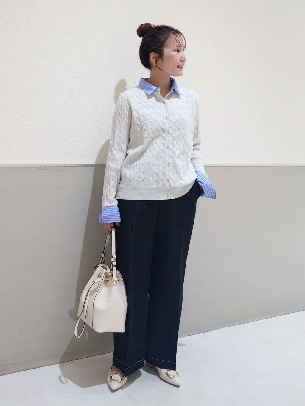 maruさんの「THE SHOP TK｜【1枚でスタイル決まる】シャツレイヤード風 襟付ケーブルニット」を使ったコーディネート