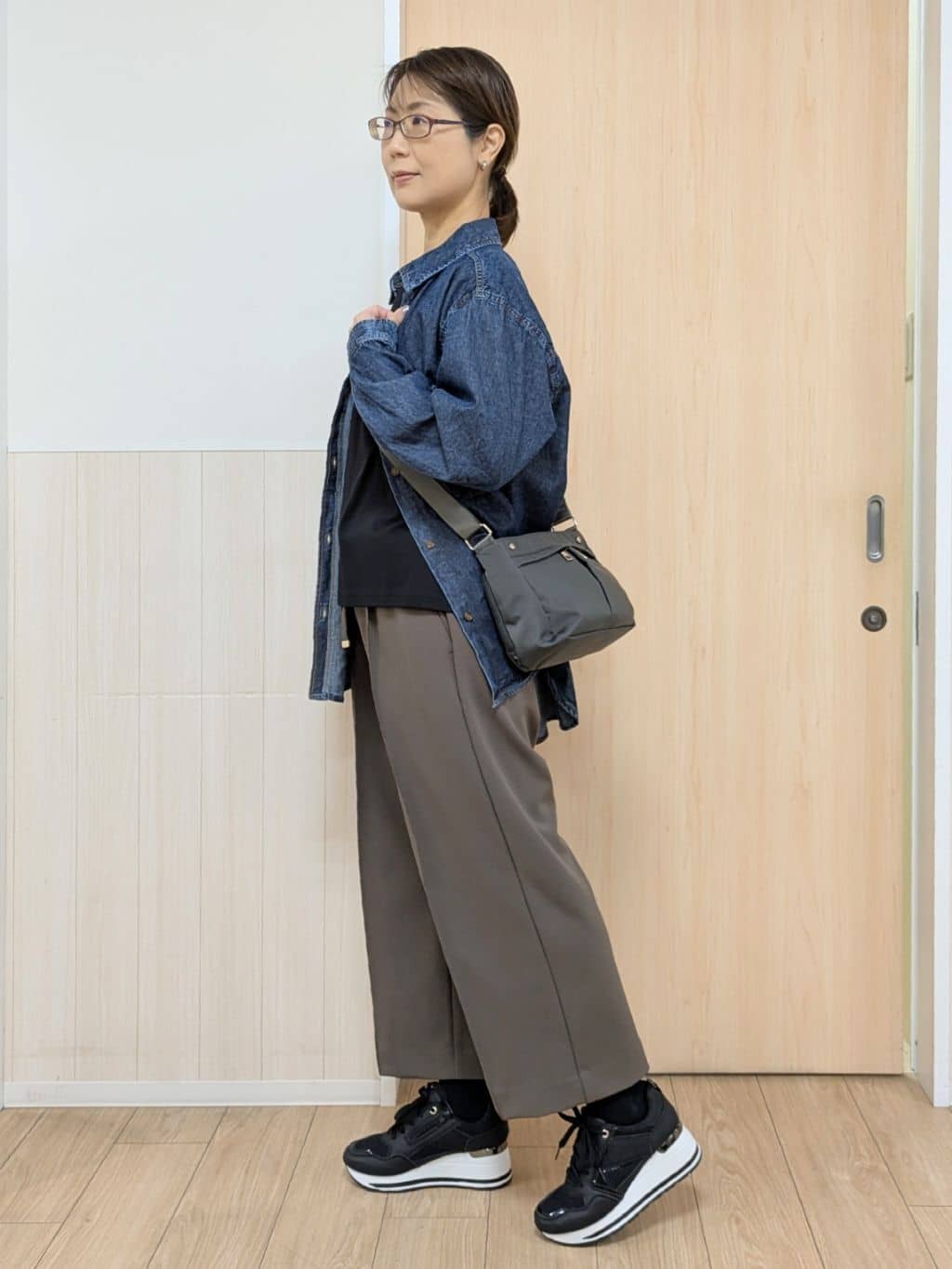 YuAさんの「SHOO･LA･RUE｜【UV/抗菌防臭/洗濯機可】小さめロゴの大人スムースロンT」を使ったコーディネート