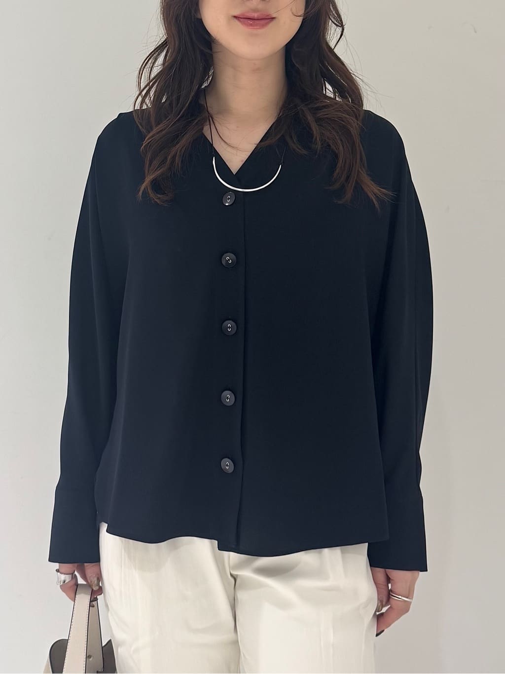 そんさんの「INDIVI｜【洗える／UVケア／マットサテン】Vネックドルマンスリーブブラウス」を使ったコーディネート