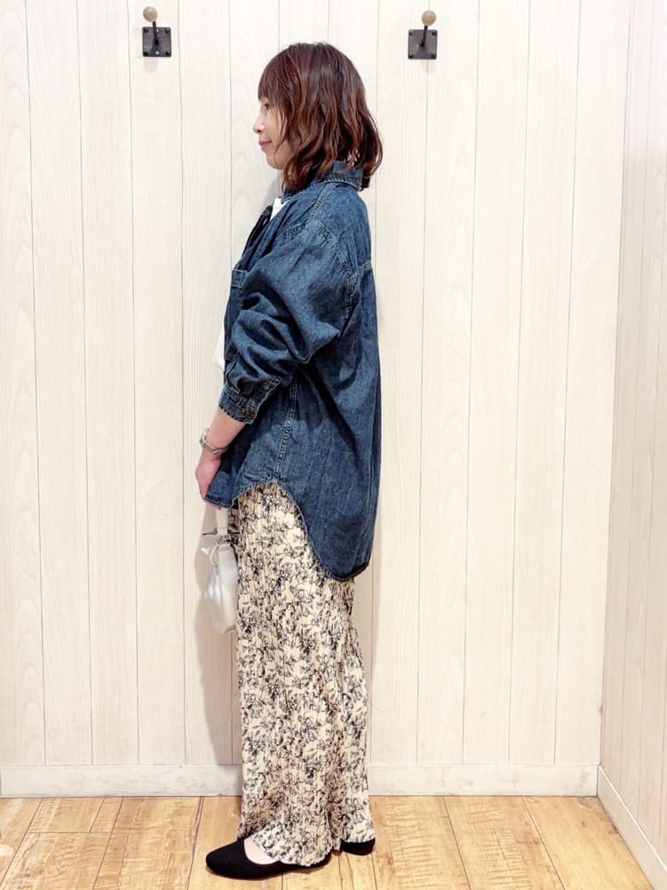 あいこさんの「SHOO･LA･RUE｜【UV/抗菌防臭/洗濯機可】小さめロゴの大人スムースロンT」を使ったコーディネート