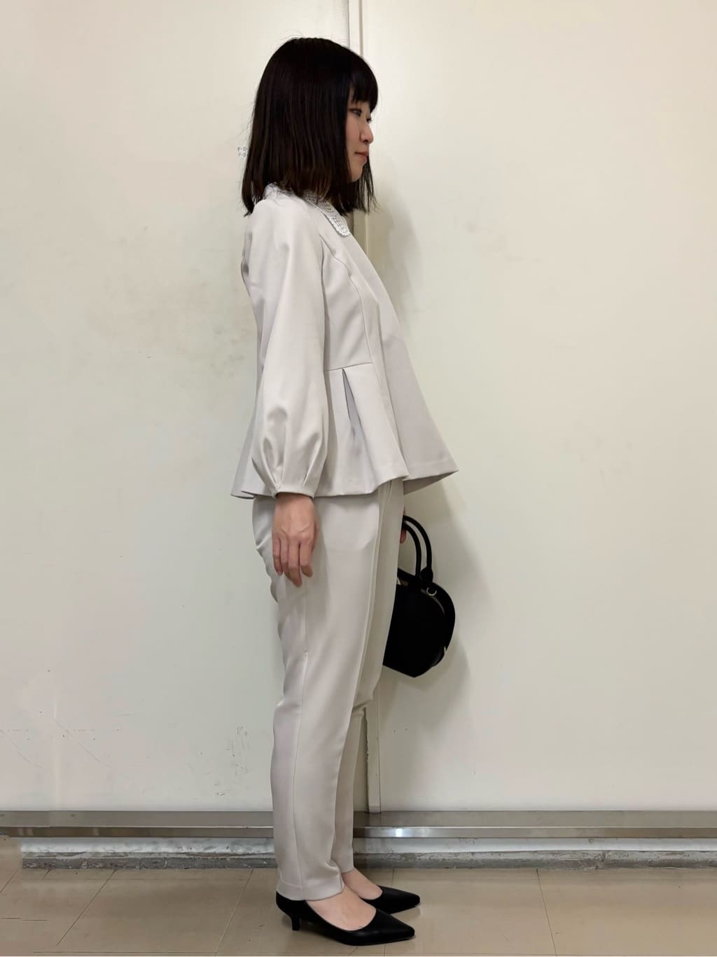 やまさんの「OPAQUE.CLIP｜軽量合皮バイカラーミドルボストンバッグ【2WAY】」を使ったコーディネート