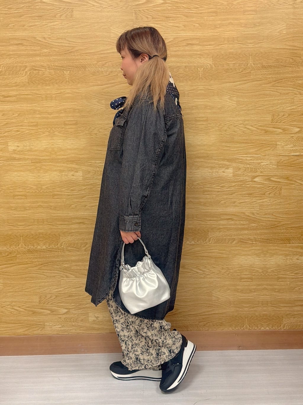 ぁむさんの「SHOO･LA･RUE｜【ライトオンスデニム/S-LL/体型カバー】首元すっきり ワンピにもなるロングデニムシャツ」を使ったコーディネート