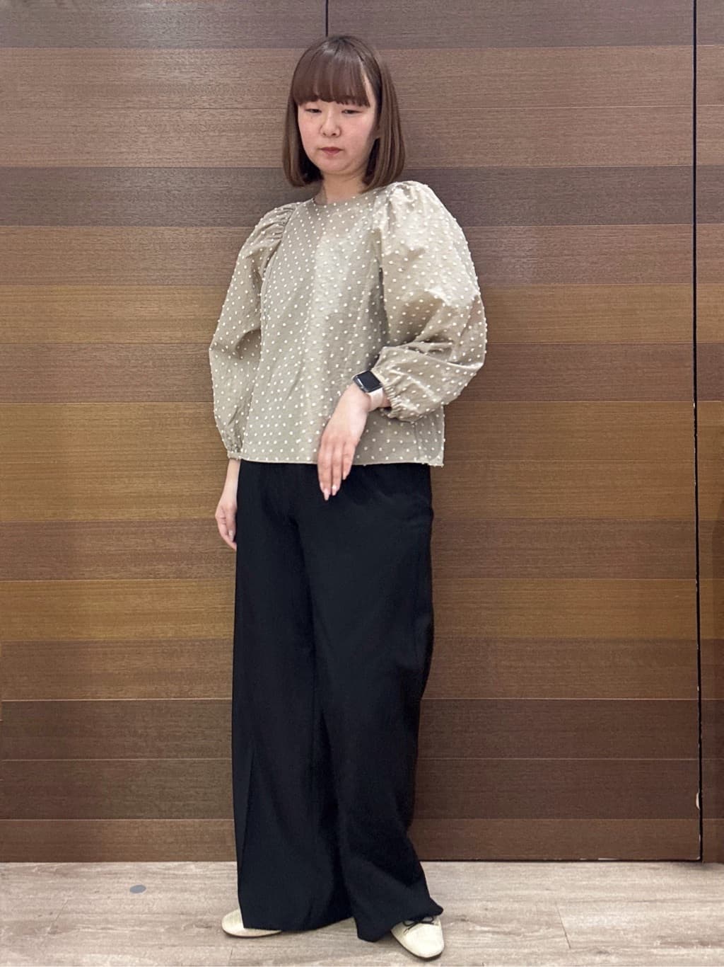 yumeさんの「OPAQUE.CLIP｜ドビードットパフスリーブブラウス【洗濯機OK】」を使ったコーディネート