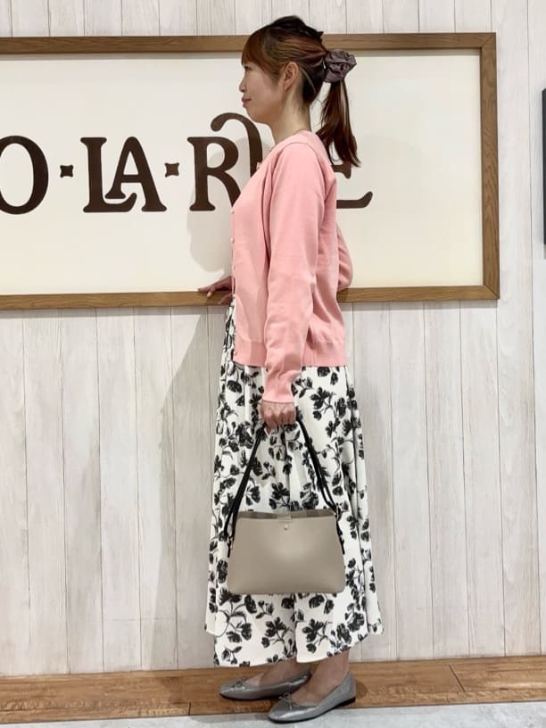 みきぽんさんの「SHOO･LA･RUE｜コンパクトながらしっかり入る 一枚革風 3層ショルダーバッグ」を使ったコーディネート