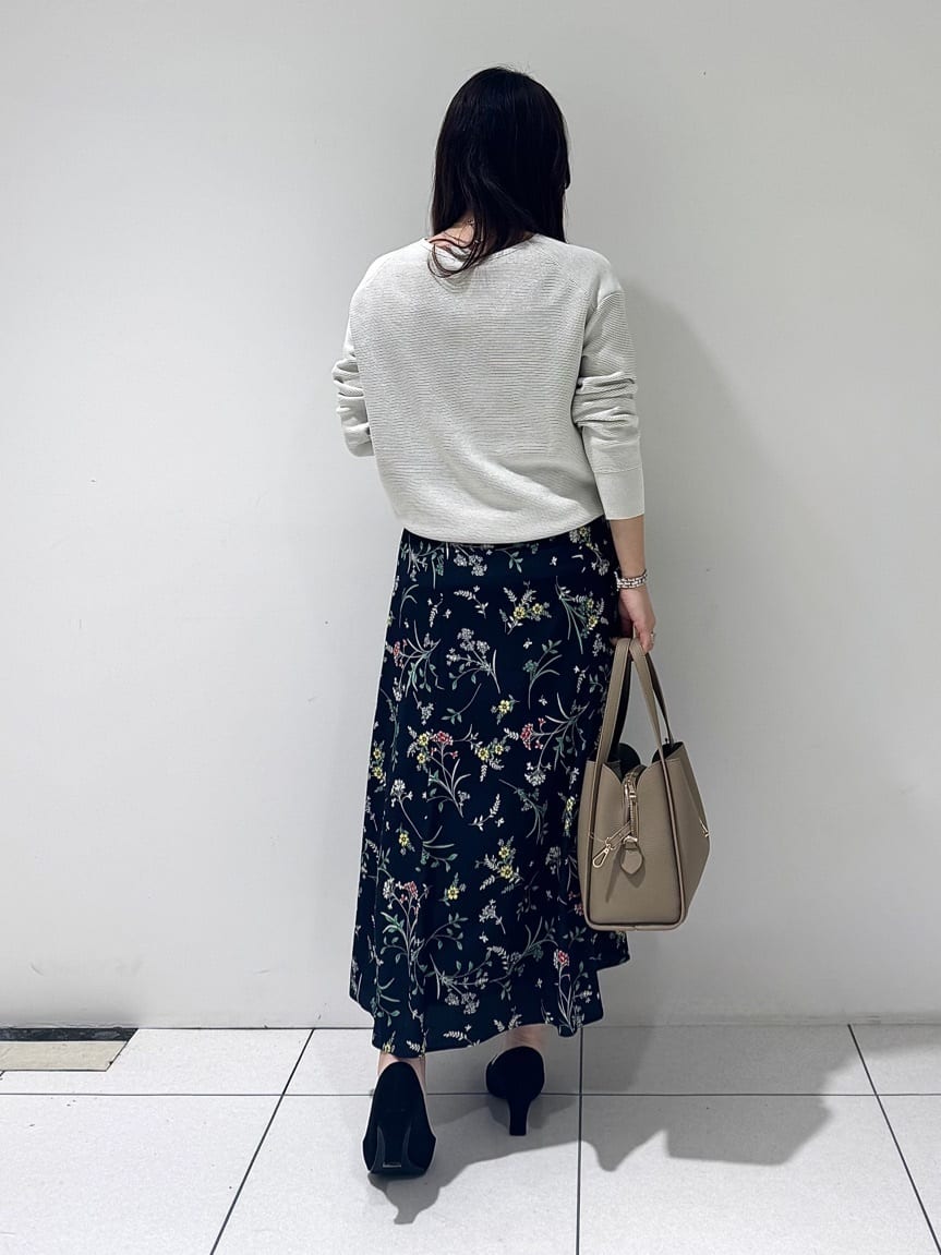 そんさんの「INDIVI｜【洗える／軽量】きらめきVネックニット」を使ったコーディネート