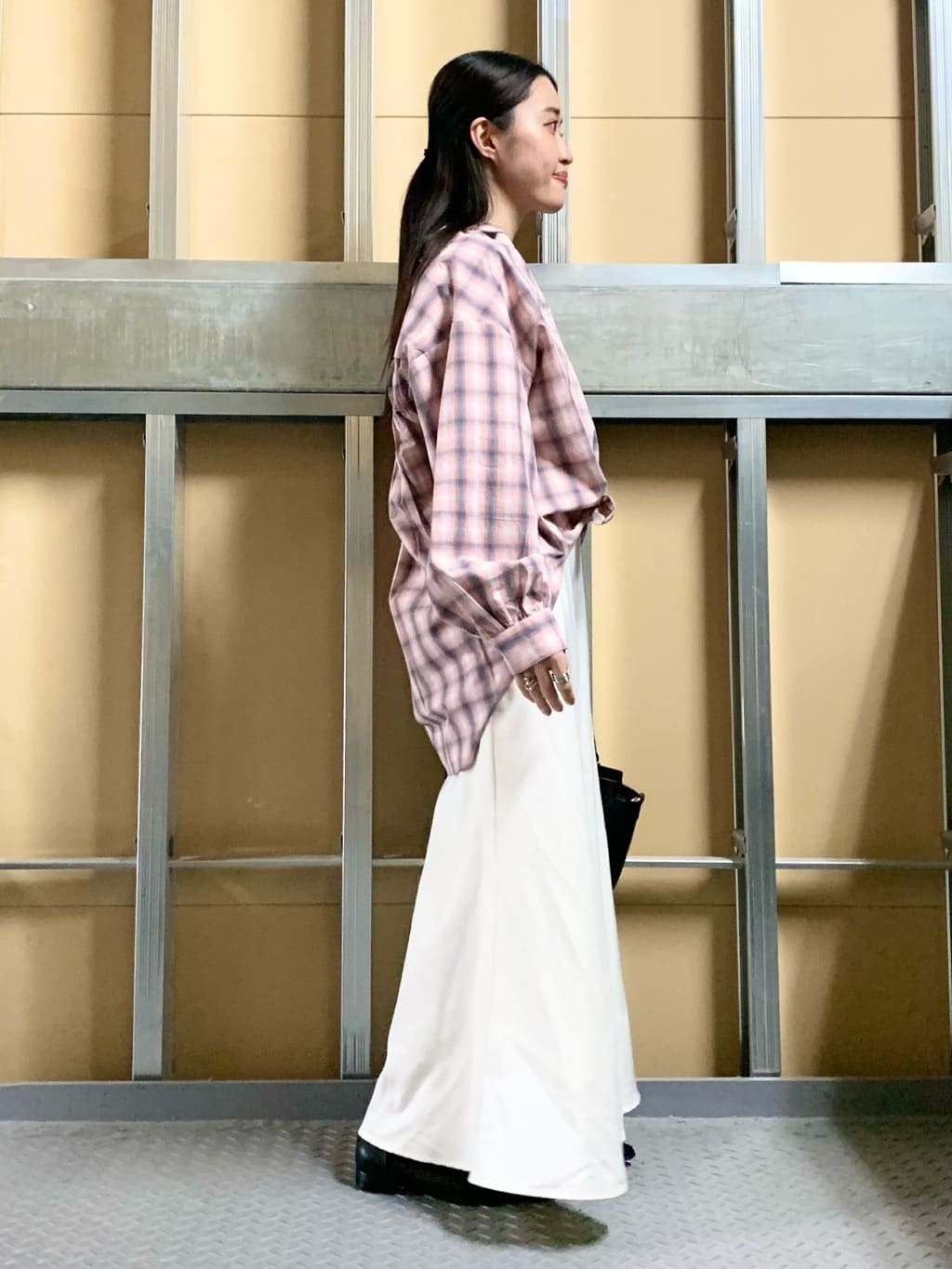 sahoさんの「THE SHOP TK｜【後ろ姿もサマになる】バックシャーリングシャツ」を使ったコーディネート