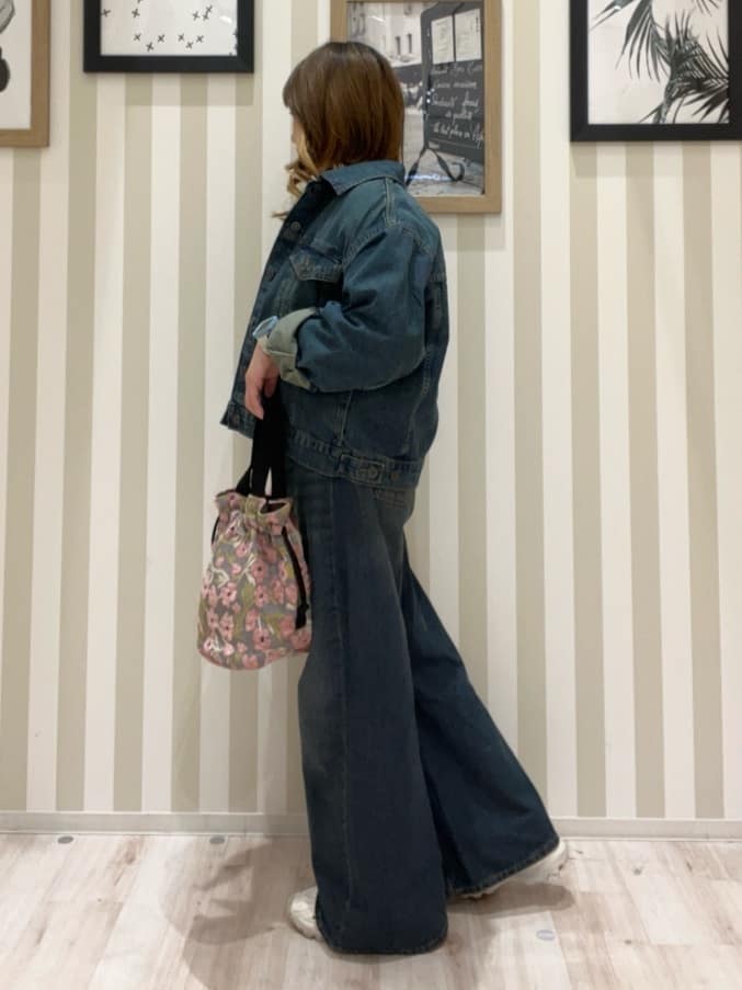 mさんの「SHOO･LA･RUE｜【SHOO・LA・RUE DENIM】羽織るだけでこなれる　オーバーサイズデニムジャケット」を使ったコーディネート