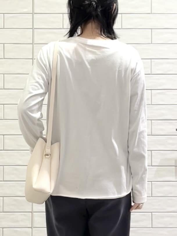 しおりさんの「OPAQUE.CLIP｜ロゴプリントロングTシャツ【洗濯機OK】」を使ったコーディネート