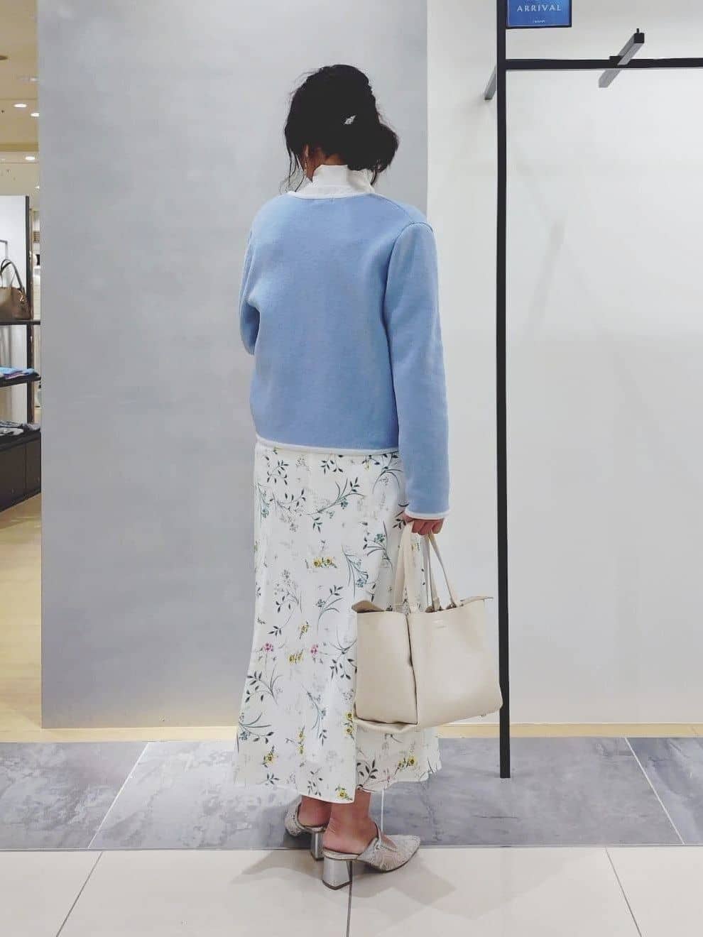 TOMOMIさんの「INDIVI｜【ミドルサイズ／合皮】キャリアタックバッグ」を使ったコーディネート