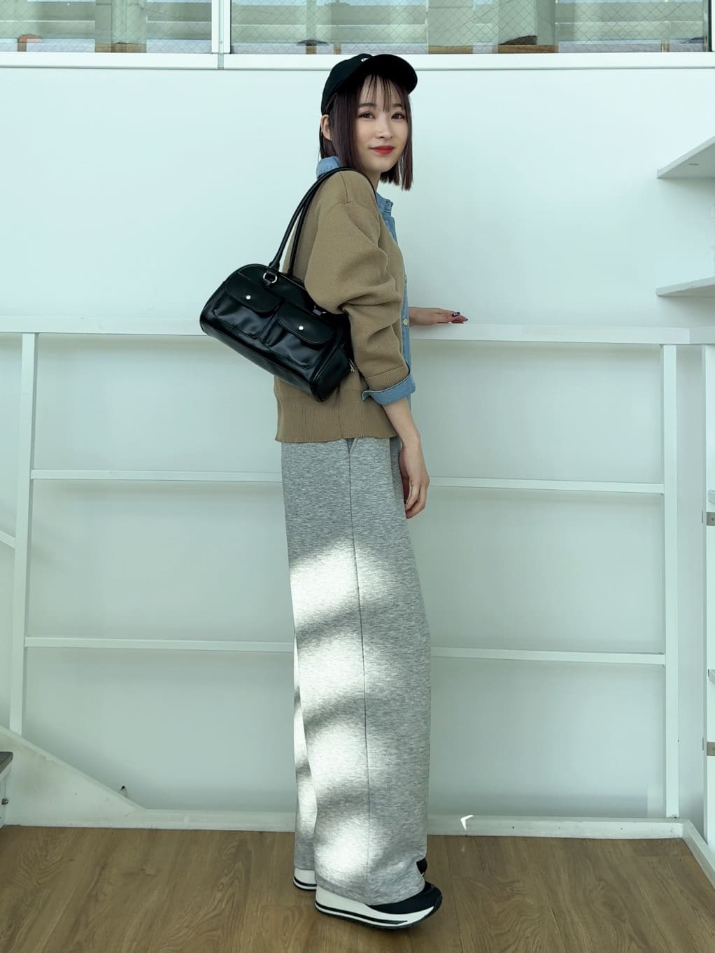 𝐜𝐡𝐢𝐤𝐚さんの「SHOO･LA･RUE｜デニム切替でこなれ顔 金ボタン ニットカーディガン」を使ったコーディネート