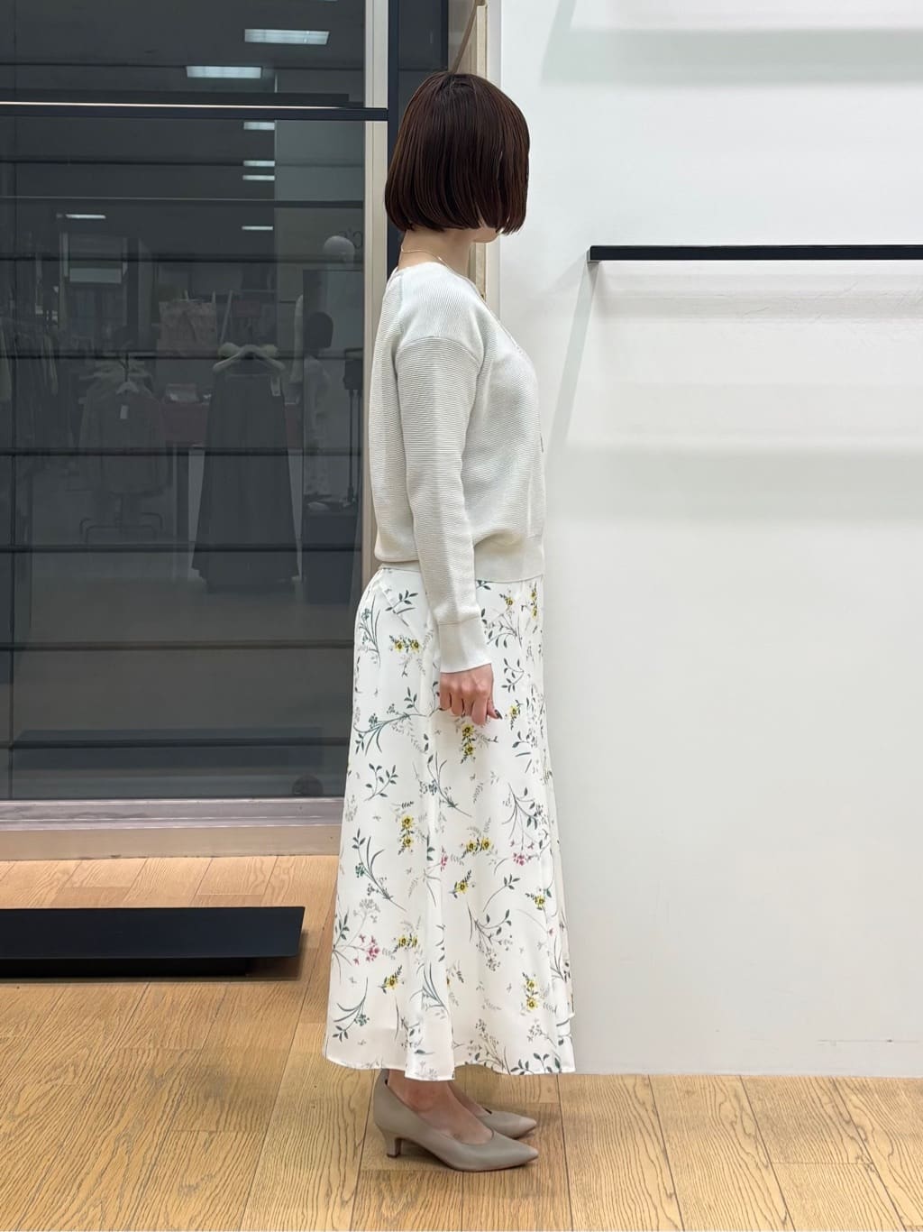 asamiさんの「INDIVI｜【洗える／軽量】きらめきVネックニット」を使ったコーディネート