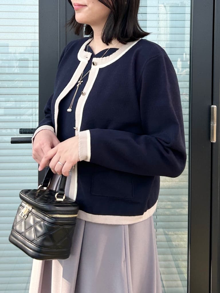 shinoさんの「Couture brooch｜【ハレの日・通勤・着映え】配色 総針カーディガン」を使ったコーディネート