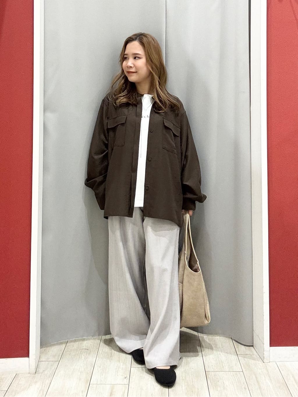 shioさんの「SHOO･LA･RUE｜【UV/抗菌防臭/洗濯機可】小さめロゴの大人スムースロンT」を使ったコーディネート