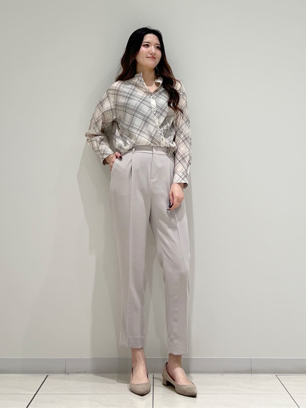 T.Kさんの「INDIVI｜【2WAY／シアー】バイアスチェック柄＆無地 カシュクールシャツ」を使ったコーディネート