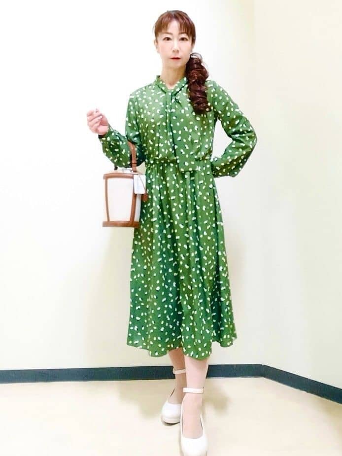 花さんの「Reflect｜【セレモニー／通勤／おでかけに◎】フラワープリントボウタイワンピース」を使ったコーディネート