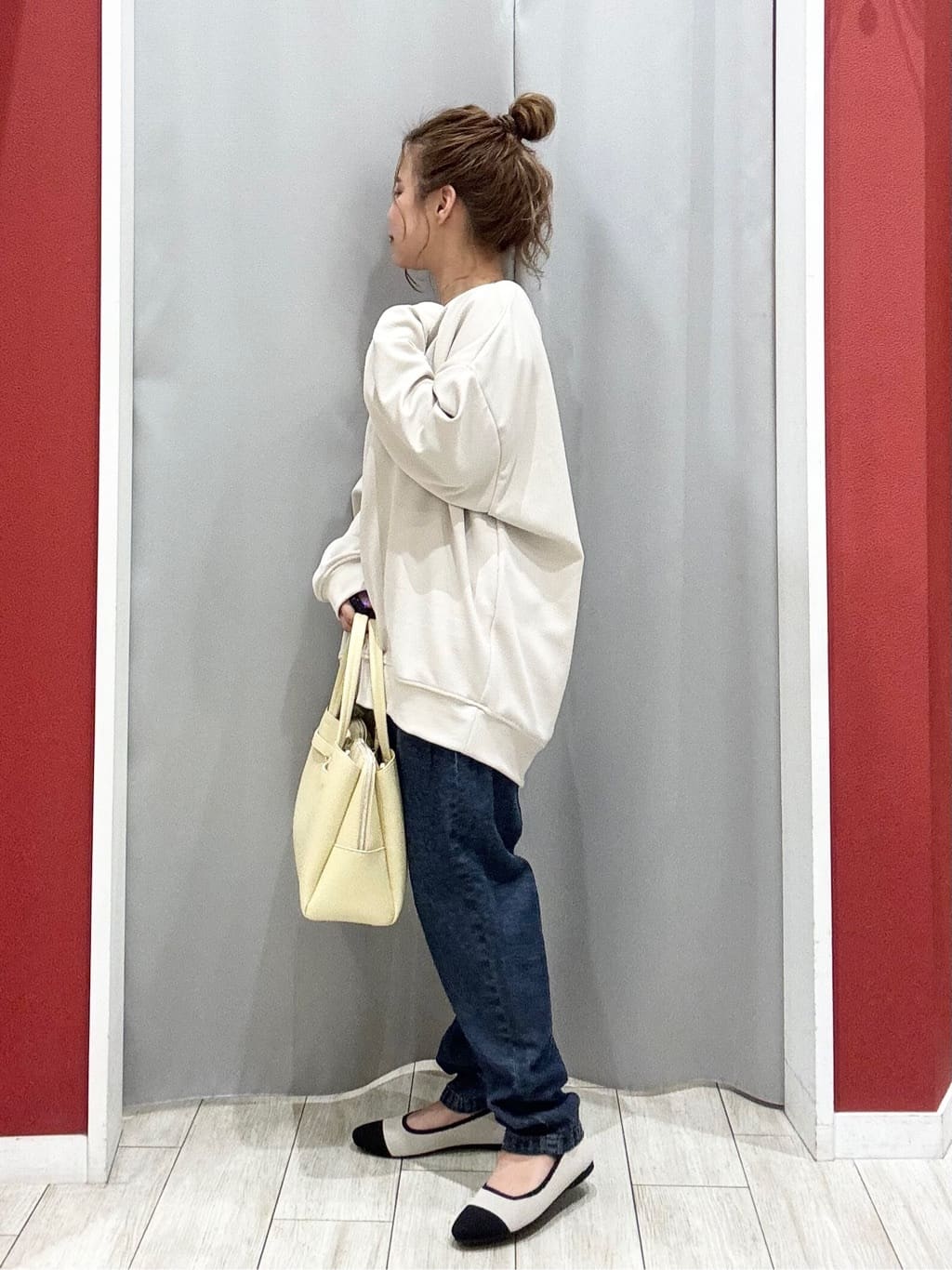 shioさんの「SHOO･LA･RUE｜【洗濯機可】インせずすっきり見え　優しい雰囲気のVネックトップス」を使ったコーディネート
