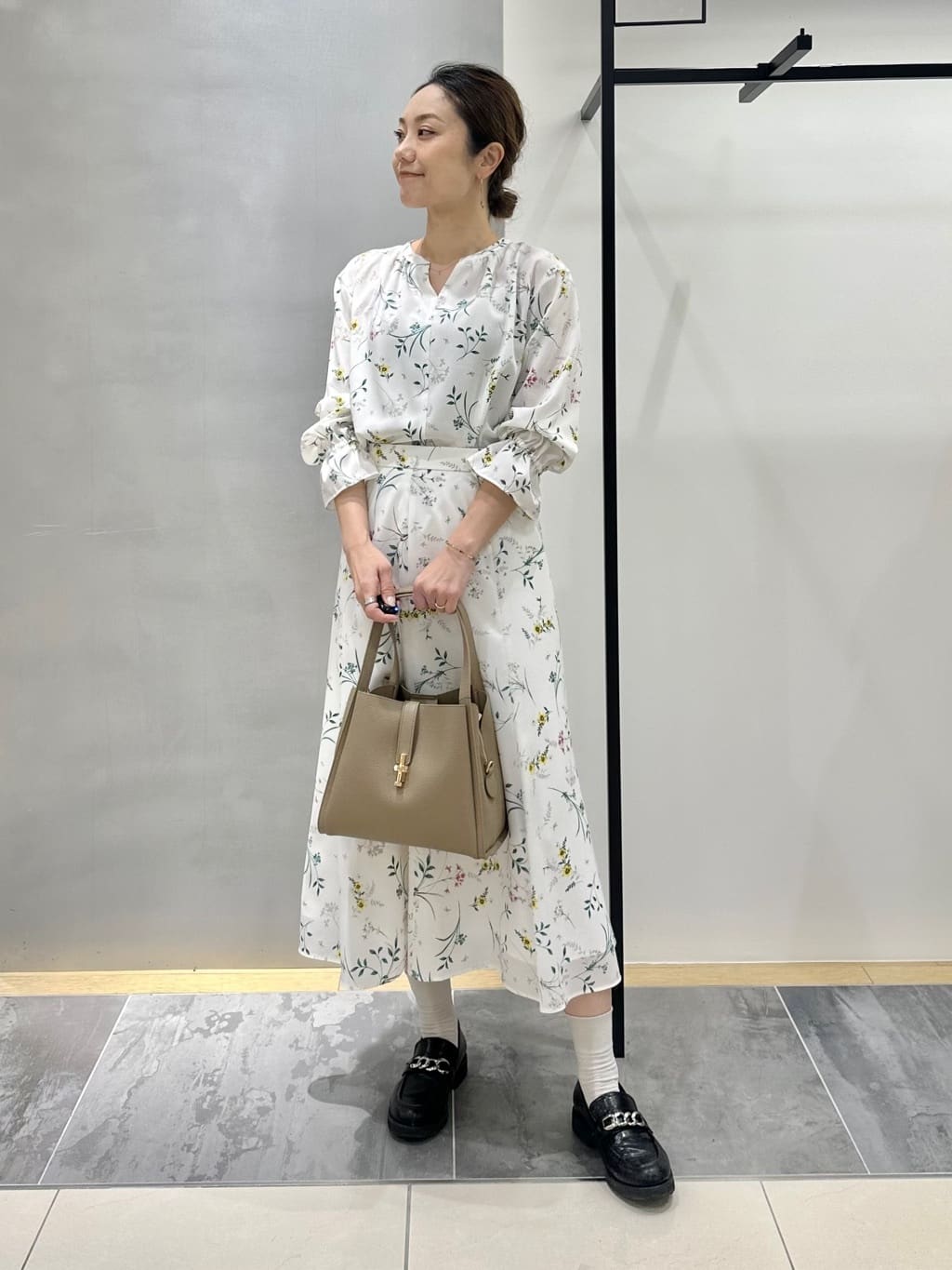 MAIさんの「INDIVI｜【SETUP可能】モダンフラワー柄キャンディスリーブブラウス」を使ったコーディネート