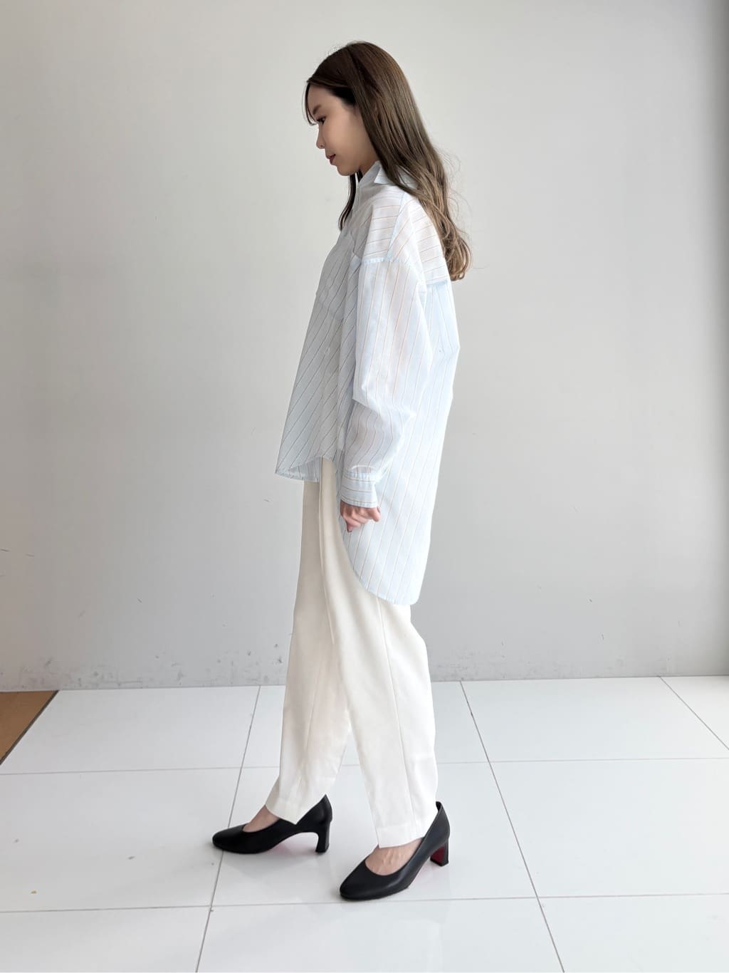 清水夏姫さんの「DRESSTERIOR｜シアー ストライプシャツ」を使ったコーディネート