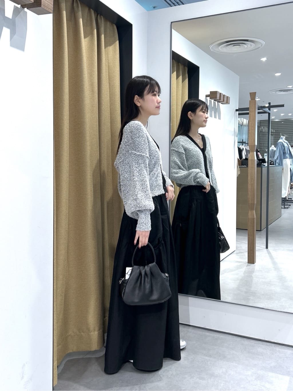 Renoさんの「INDIVI｜ファンシーヤーンVネックカーディガン」を使ったコーディネート