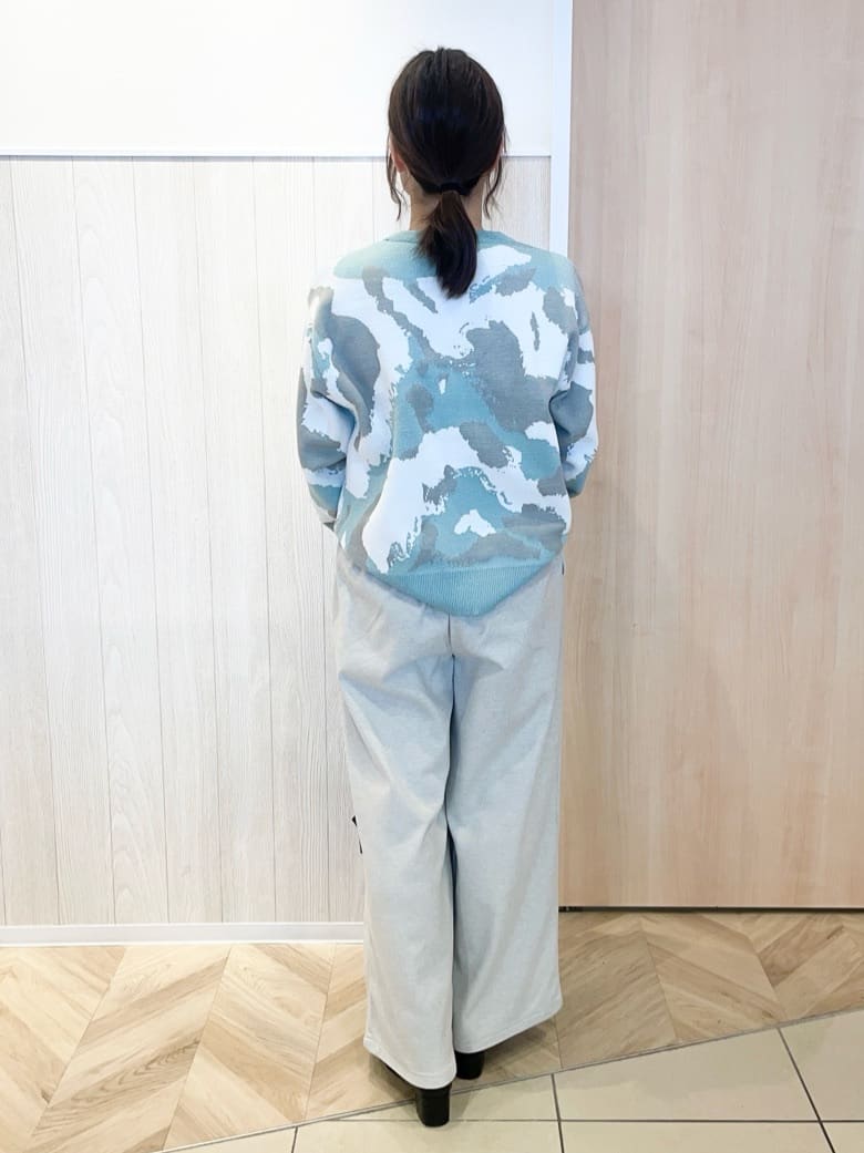tomoさんの「SHOO･LA･RUE｜【洗濯機可/S-LL】1枚で華やかに ラメ入りニュアンス柄ニット」を使ったコーディネート