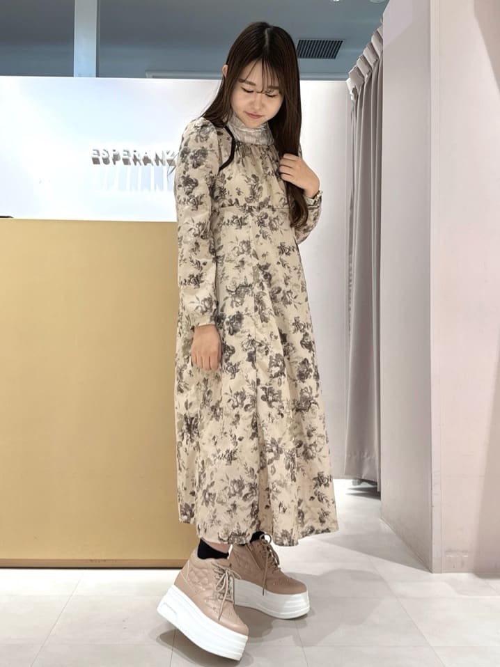 neinaさんの「ESPERANZA｜【EC先行販売】きゅんフィット厚底フラットキルティングスタッズスニーカー」を使ったコーディネート